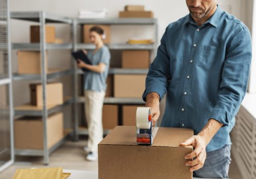 delivery-employees-working-together